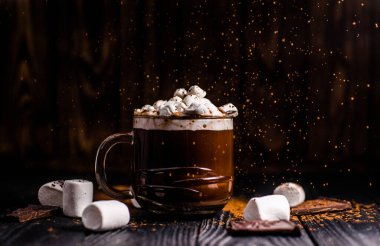 Güzel bir bardakta marşmelovlu lezzetli kakao.