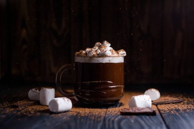 Güzel bir bardakta marşmelovlu lezzetli kakao.
