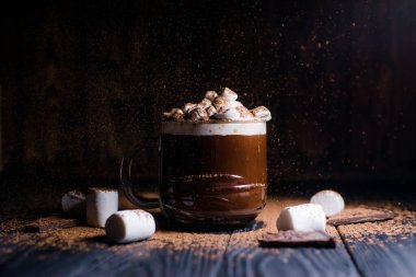 Güzel bir bardakta kakao serpiştirilmiş marşmelovlu lezzetli sıcak kakao.