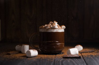 Güzel bir bardakta kakao serpiştirilmiş marşmelovlu lezzetli sıcak kakao.