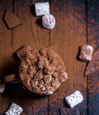 Güzel bir bardakta kakao serpiştirilmiş marşmelovlu lezzetli sıcak kakao.