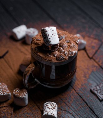 Güzel bir bardakta kakao serpiştirilmiş marşmelovlu lezzetli sıcak kakao.