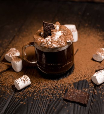 Güzel bir bardakta marşmelovlu lezzetli kakao.