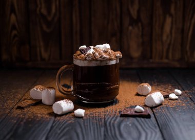 Güzel bir bardakta marşmelovlu lezzetli kakao.