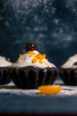 Mandalina ve çikolata parçalı çikolatalı kek