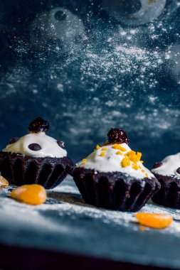 Mandalina ve çikolata parçalı çikolatalı kek