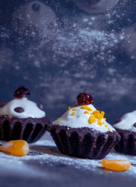 Mandalina ve çikolata parçalı çikolatalı kek