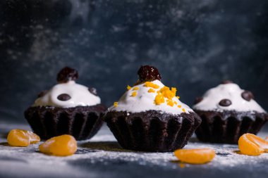 Mandalina ve çikolata parçalı çikolatalı kek