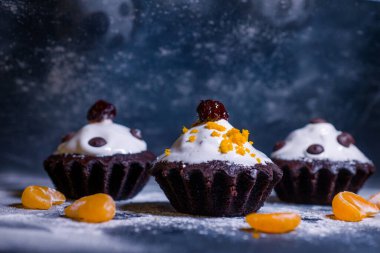 Mandalina ve çikolata parçalı çikolatalı kek