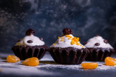 Mandalina ve çikolata parçalı çikolatalı kek