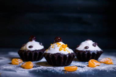 Mandalina ve çikolata parçalı çikolatalı kek