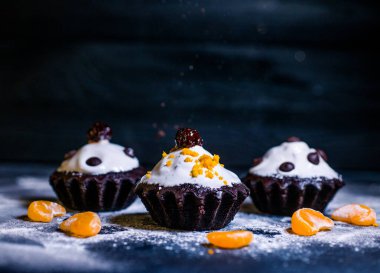 Mandalina ve çikolata parçalı çikolatalı kek