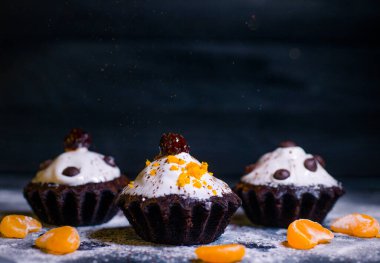 Mandalina ve çikolata parçalı çikolatalı kek