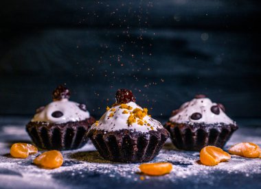 Mandalina ve çikolata parçalı çikolatalı kek