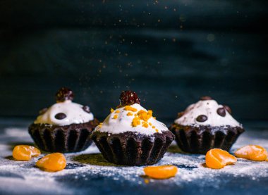 Mandalina ve çikolata parçalı çikolatalı kek