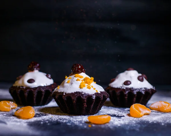 Mandalina ve çikolata parçalı çikolatalı kek