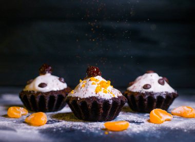 Mandalina ve çikolata parçalı çikolatalı kek