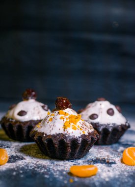 Mandalina ve çikolata parçalı çikolatalı kek