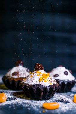 Mandalina ve çikolata parçalı çikolatalı kek