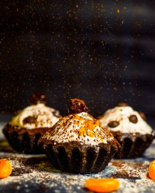 Mandalina ve çikolata parçalı çikolatalı kek