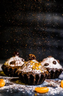 Mandalina ve çikolata parçalı çikolatalı kek