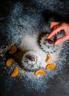 Mandalina ve çikolata parçalı çikolatalı kek