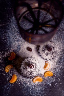 Mandalina ve çikolata parçalı çikolatalı kek