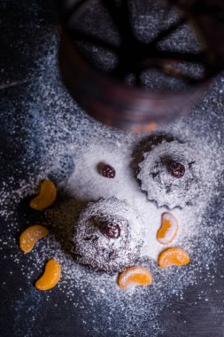 Mandalina ve çikolata parçalı çikolatalı kek