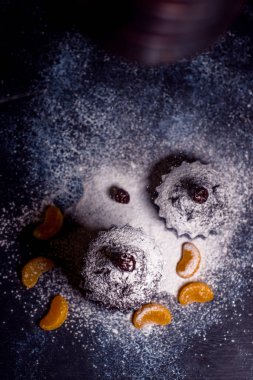 Mandalina ve çikolata parçalı çikolatalı kek