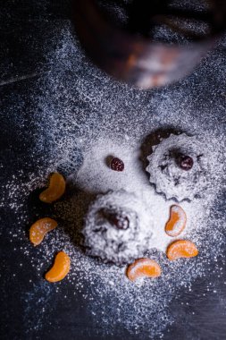 Mandalina ve çikolata parçalı çikolatalı kek