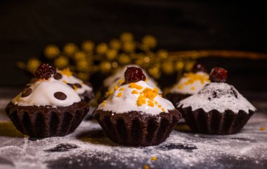 Çikolata ve mandalina ile kaplanmış lezzetli mini pasta.