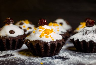 Çikolata ve mandalina ile kaplanmış lezzetli mini pasta.
