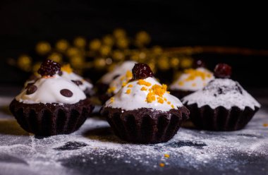 Çikolata ve mandalina ile kaplanmış lezzetli mini pasta.