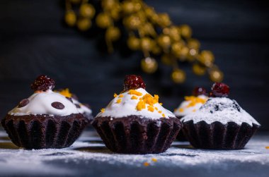 Çikolata ve mandalina ile kaplanmış lezzetli mini pasta.