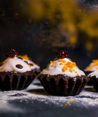 Çikolata ve mandalina ile kaplanmış lezzetli mini pasta.