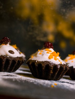 Çikolata ve mandalina ile kaplanmış lezzetli mini pasta.