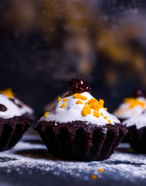 Çikolata ve mandalina ile kaplanmış lezzetli mini pasta.