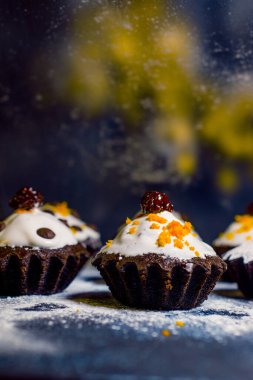 Çikolata ve mandalina ile kaplanmış lezzetli mini pasta.