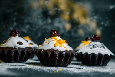 Çikolata ve mandalina ile kaplanmış lezzetli mini pasta.