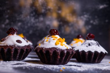 Çikolata ve mandalina ile kaplanmış lezzetli mini pasta.