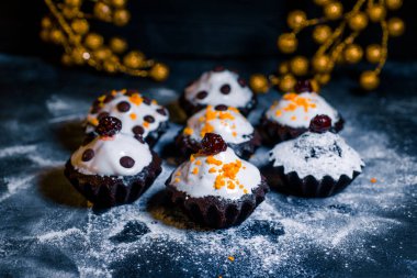 Çikolata ve mandalina ile kaplanmış lezzetli mini pasta.