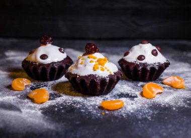 Çikolata ve mandalina ile kaplanmış lezzetli mini pasta.