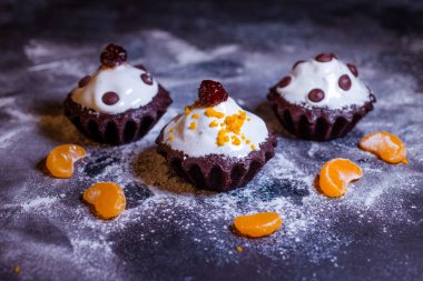 Çikolata ve mandalina ile kaplanmış lezzetli mini pasta.