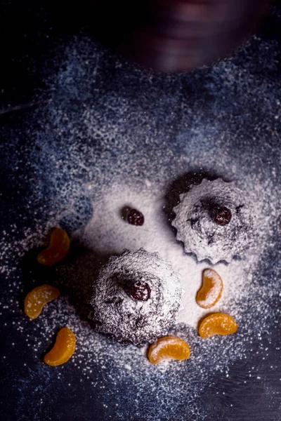 Mandalina ve çikolata parçalı çikolatalı kek