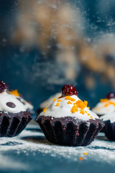 Çikolata ve mandalina ile kaplanmış lezzetli mini pasta.