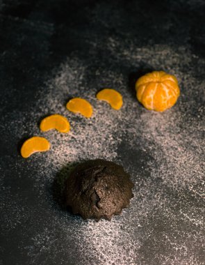 Çikolatalı çörekler üzerine vişne, çikolata ve kakao serpiştirilmiş.