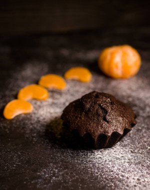 Çikolatalı çörekler üzerine vişne, çikolata ve kakao serpiştirilmiş.