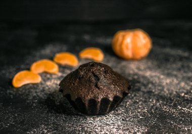 Çikolatalı çörekler üzerine vişne, çikolata ve kakao serpiştirilmiş.