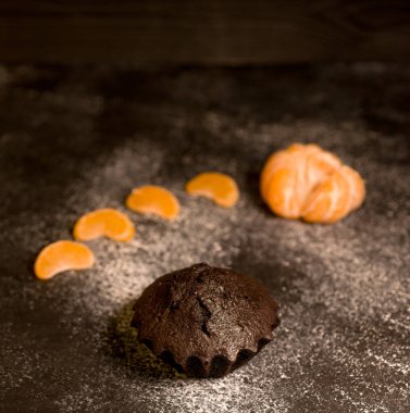 Çikolatalı çörekler üzerine vişne, çikolata ve kakao serpiştirilmiş.