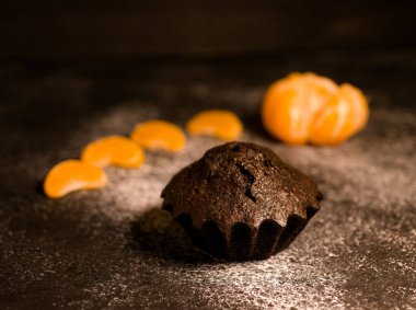 Çikolatalı çörekler üzerine vişne, çikolata ve kakao serpiştirilmiş.